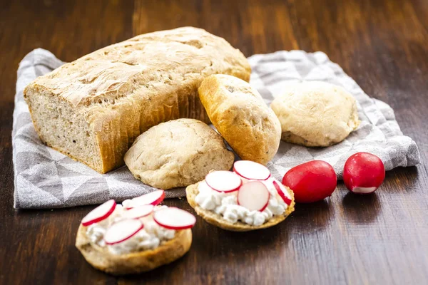 Smaczny chleb na podstawie dobre śniadanie — Zdjęcie stockowe