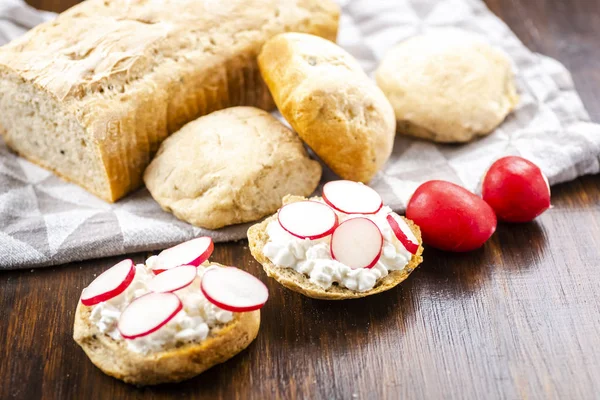 Lezzetli ekmek temelini iyi bir kahvaltı — Stok fotoğraf