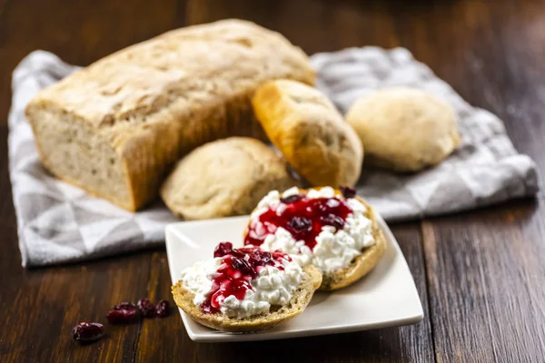 Lezzetli ekmek temelini iyi bir kahvaltı — Stok fotoğraf
