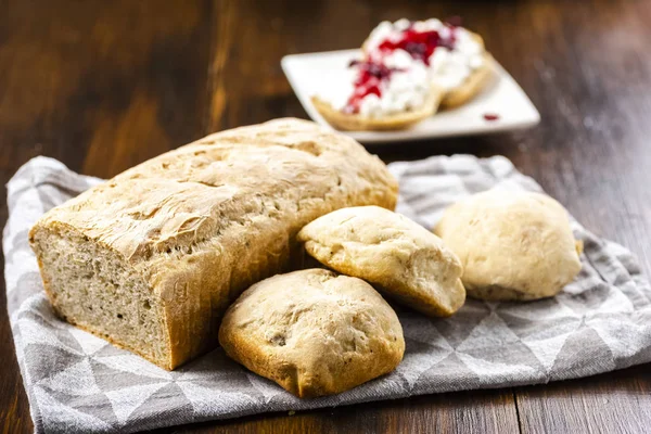 Leckeres Brot die Grundlage für ein gutes Frühstück — Stockfoto