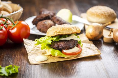 Ev yapımı burger peynirli