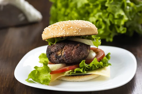 Hamburguesa casera con queso —  Fotos de Stock