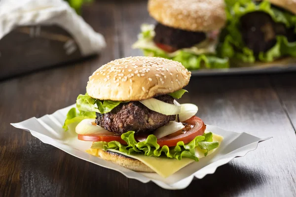 Hamburguesa casera con queso —  Fotos de Stock