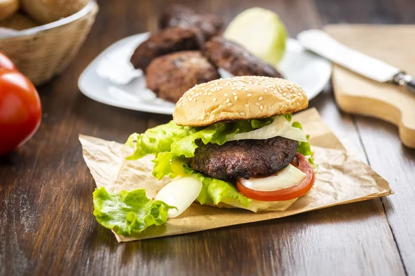 Hamburguesa casera con queso —  Fotos de Stock