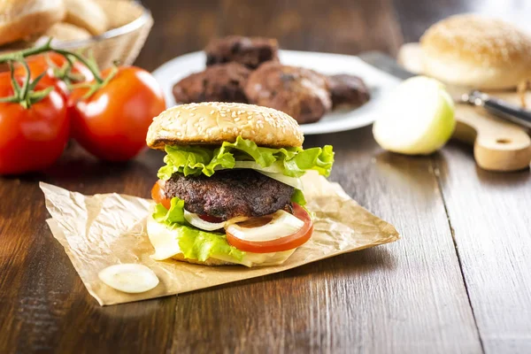 Hamburguesa casera con queso —  Fotos de Stock