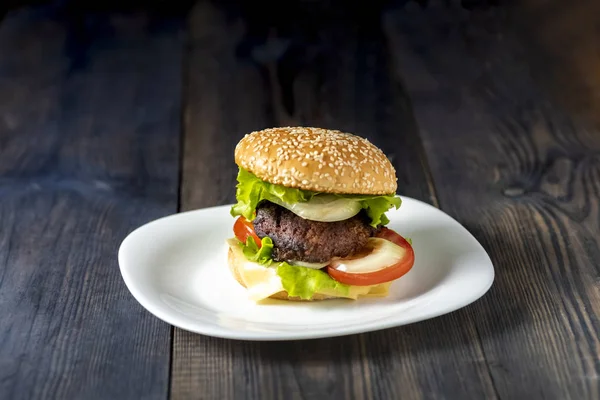 Hamburguesa casera con queso —  Fotos de Stock