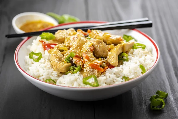 鶏肉と野菜のご飯 — ストック写真