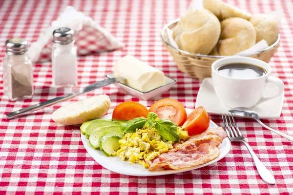 Bacon and eggs with avocado and tomato, bread and coffee — Stock Photo, Image