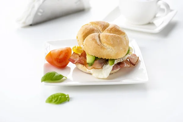 Sandwich mit Speck, Ei und Avocado — Stockfoto