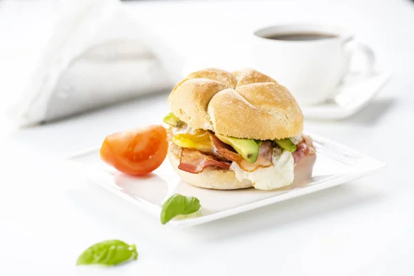 Sandwich with bacon, egg and avocado — Stock Photo, Image