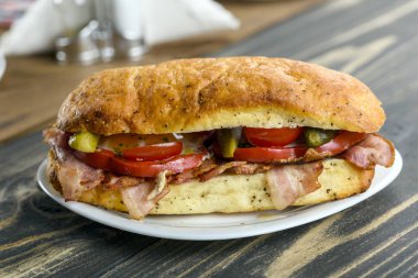 Pastırmalı basit bir sandviç.