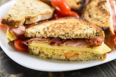 Reuben sandviçi beyaz tabakta.