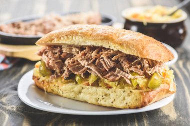 Domuz eti ve lahana turşulu sandviç.