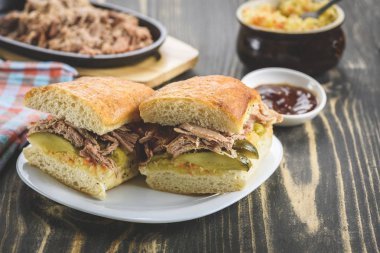 Domuz eti ve lahana turşulu sandviç.