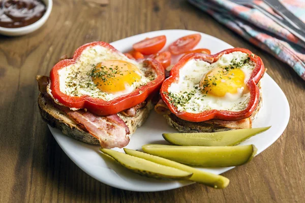 A simple sandwich with bacon — Stock Photo, Image