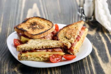 Reuben sandviçi beyaz tabakta.