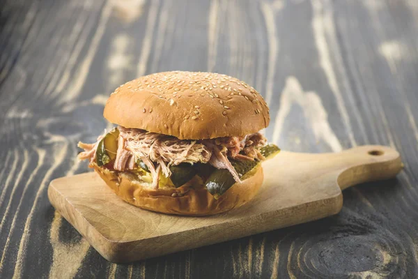 Sándwich con cerdo tirado y chucrut — Foto de Stock