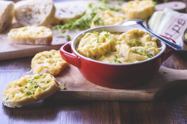 Peynirli soğan çorbası ve tost.