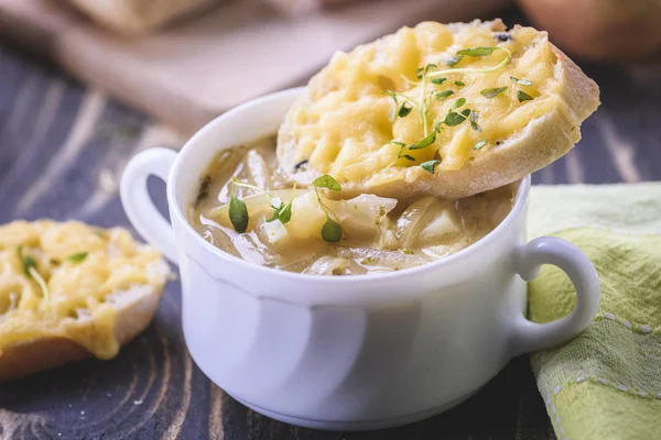 Uiensoep en toast met kaas — Stockfoto