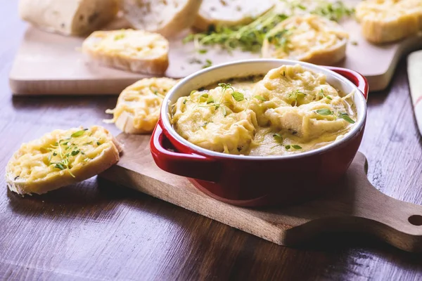 Sopa de cebolla y tostadas con queso — Foto de Stock