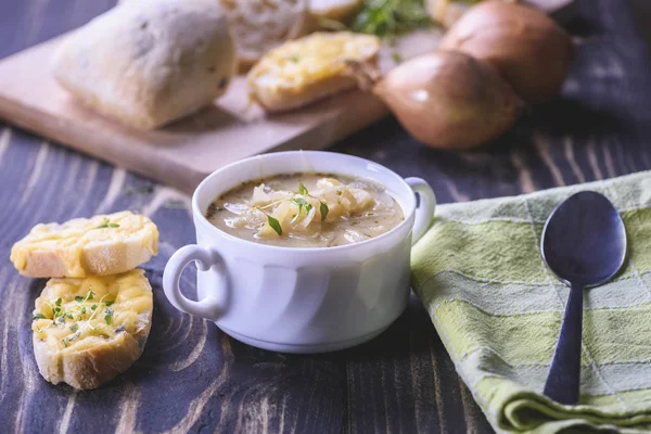 Uiensoep en toast met kaas — Stockfoto