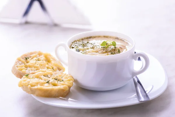 Uiensoep en toast met kaas — Stockfoto