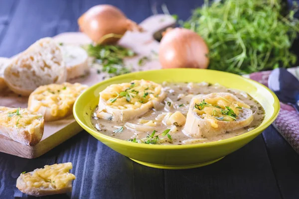 Uiensoep en toast met kaas — Stockfoto