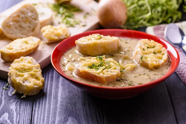 Uiensoep en toast met kaas — Stockfoto