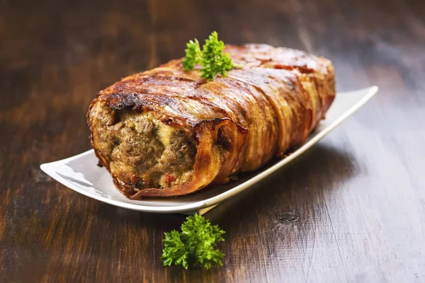 Roulade cuite de viande hachée entourée de bacon — Photo