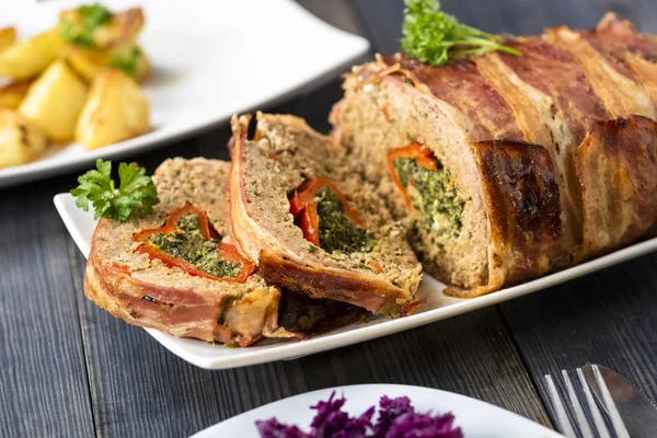 Jantar caseiro saboroso - carne, batatas cozidas no forno e grupo de saladas — Fotografia de Stock