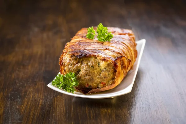 Roulade al horno de carne picada rodeado de tocino —  Fotos de Stock