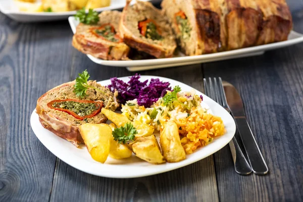 Jantar caseiro saboroso - carne, batatas cozidas no forno e grupo de saladas — Fotografia de Stock