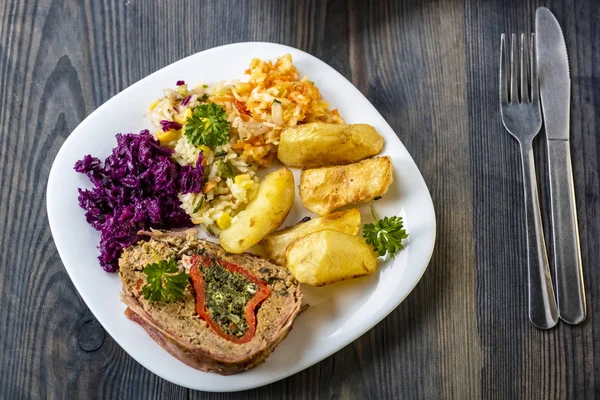 Νόστιμο σπιτικό φαγητό - κρέας, ψητές πατάτες και μια σειρά από σαλάτες — Φωτογραφία Αρχείου