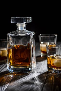 Bir bardak buzlu viski.