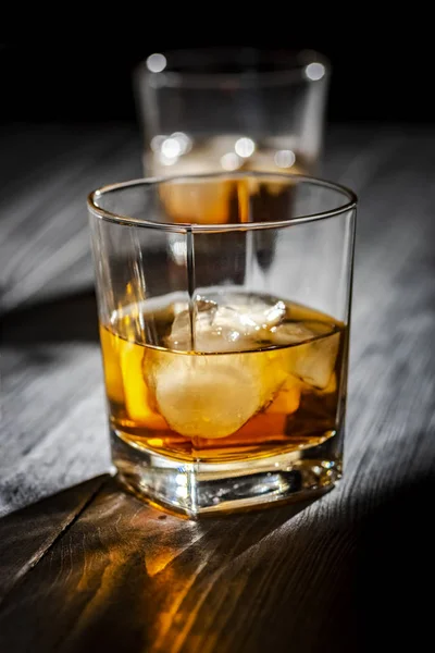 Ett glas whisky med is — Stockfoto