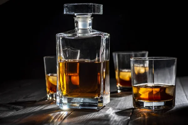 Un vaso de whisky con hielo — Foto de Stock