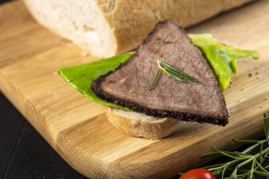 Taze otlarla kızartılmış biftek. Aferin.