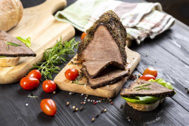 Taze otlarla kızartılmış biftek. Aferin.