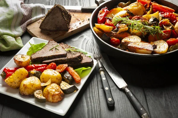 Zelfgemaakte Maaltijd Rundvlees Geroosterd Verse Kruiden Omgeven Door Gebakken Groenten — Stockfoto