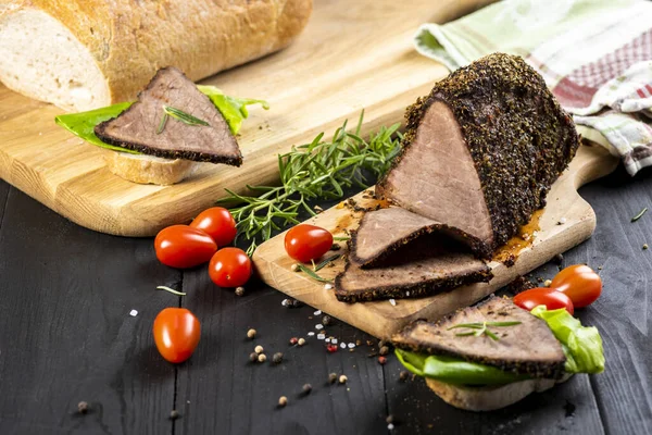 Rindfleisch Gebraten Mit Frischen Kräutern Gut Gemacht — Stockfoto