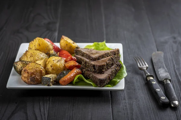 Homemade Meal Beef Roasted Fresh Herbs Surrounded Baked Vegetables — Stock Photo, Image