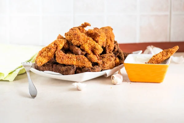 Házi Készítésű Csirke Csíkok Kukoricával Fokhagymás Mártással Bevonva — Stock Fotó