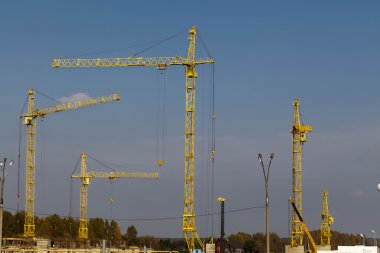 Sarı vinç gökyüzü inşaat sitesinde