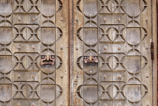 古い木製のドアの鉄ハンドル — ストック写真