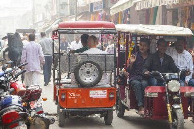 Hayvanlar ve taşıma India.India, Vrindavan, sokakta Kasım 2016 insanlar