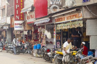 Hayvanlar ve taşıma India.India, Vrindavan, sokakta Kasım 2016 insanlar