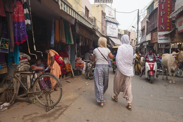 As pessoas são animais e transporte na rua na Índia.Índia, Vrindavan, novembro de 2016 — Fotografia de Stock