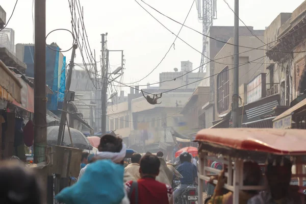 Ludzie są zwierzęta i transportu na ulicy w India.India, Vrindavan, listopad 2016 — Zdjęcie stockowe