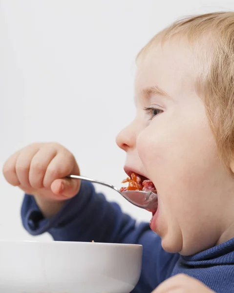 赤ちゃんの食べる野菜スープ スプーン — ストック写真