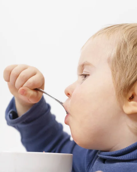 Bebé come sopa de verduras cuchara —  Fotos de Stock